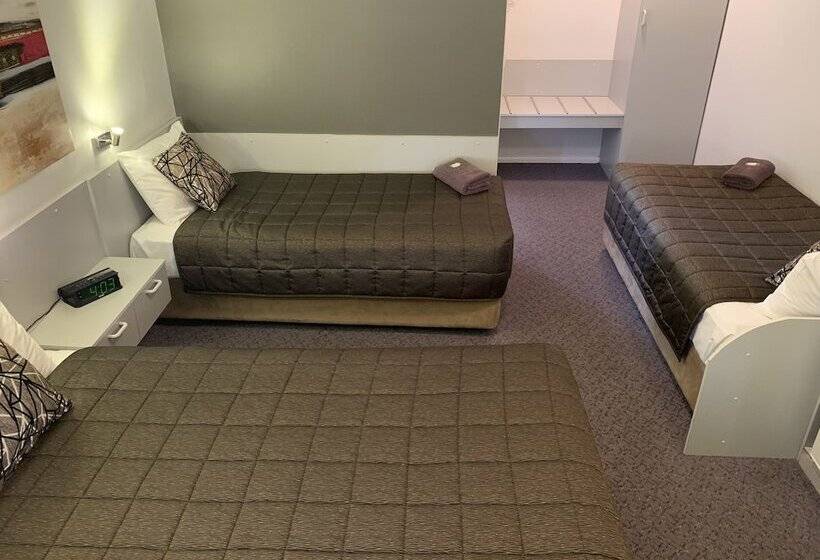 חדר משפחתי, Orana Windmill Motel