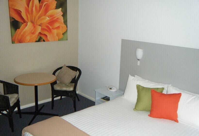 חדר משפחתי, Orana Windmill Motel