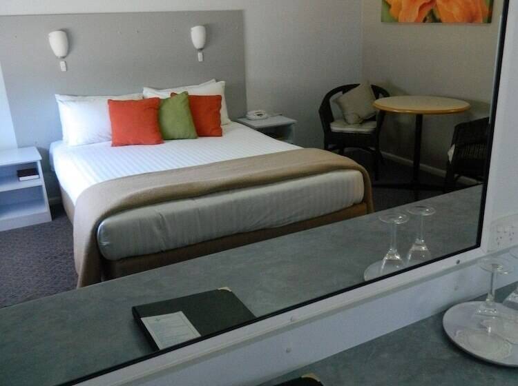 חדר משפחתי, Orana Windmill Motel