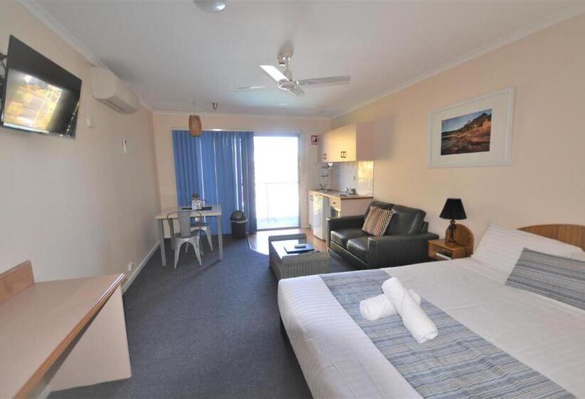 חדר דלוקס נוף בריכה, South Seas Motel