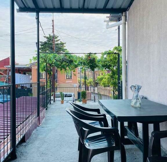 اتاق استاندارد سه نفره, Naziti House