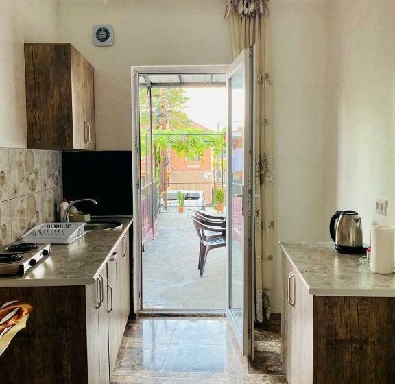 اتاق استاندارد سه نفره, Naziti House