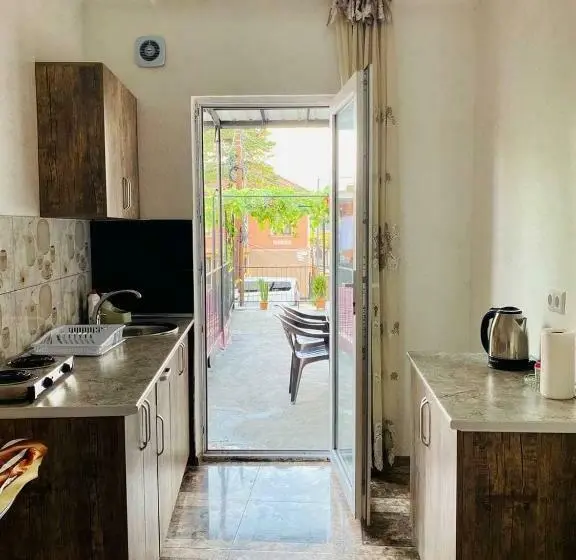 اتاق استاندارد سه نفره, Naziti House