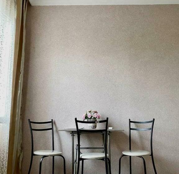 اتاق استاندارد سه نفره, Naziti House