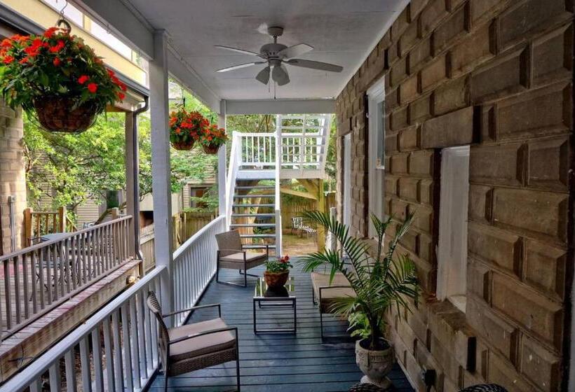 1间卧室的房子, Beautiful 6 Bed, 5 Bath Historic Savannah Home