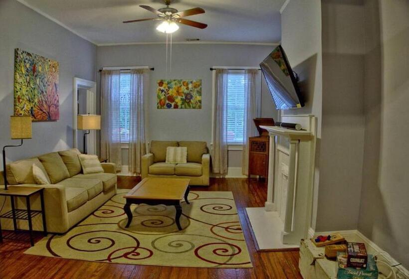 1间卧室的房子, Beautiful 6 Bed, 5 Bath Historic Savannah Home