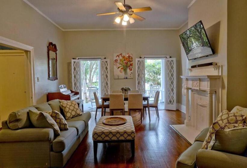 1间卧室的房子, Beautiful 6 Bed, 5 Bath Historic Savannah Home