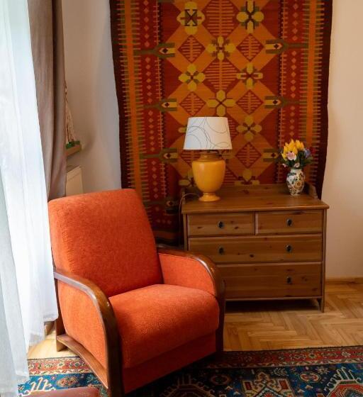 شقة غرفة واحدة, Kolory Guest House