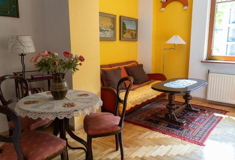 شقة غرفة واحدة, Kolory Guest House