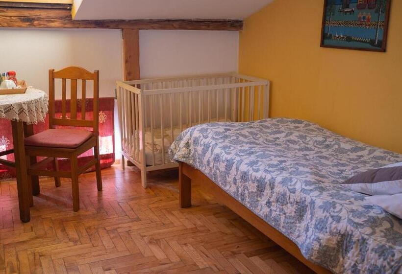 غرفة قياسية ثلاثية, Kolory Guest House