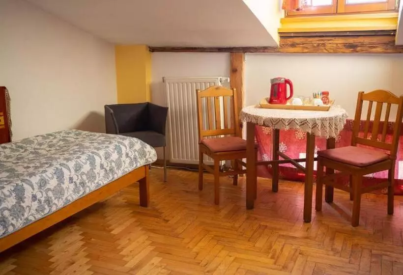 اتاق استاندارد سه نفره, Kolory Guest House