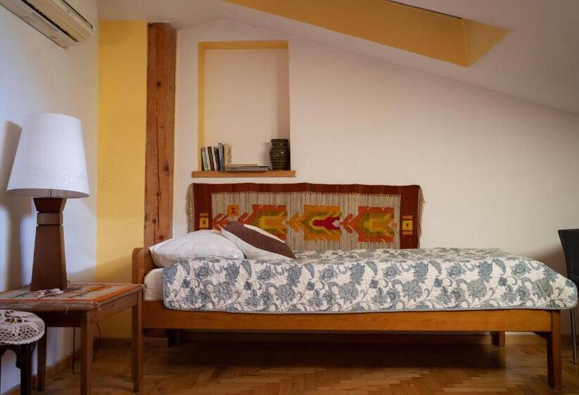 غرفة قياسية ثلاثية, Kolory Guest House