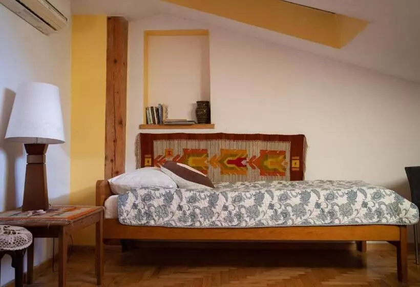 اتاق استاندارد سه نفره, Kolory Guest House