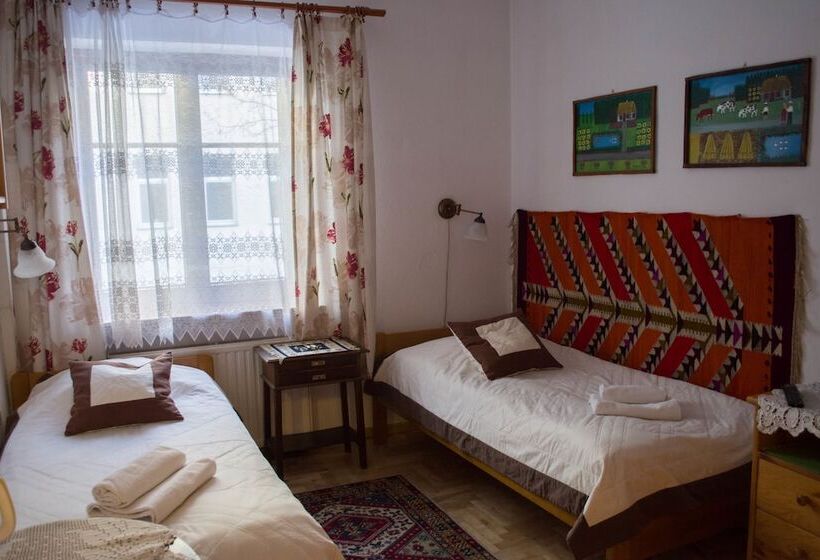 غرفة قياسية ثلاثية, Kolory Guest House