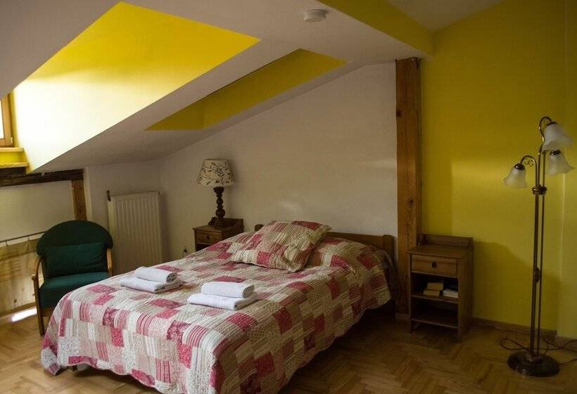 غرفة قياسية ثلاثية, Kolory Guest House