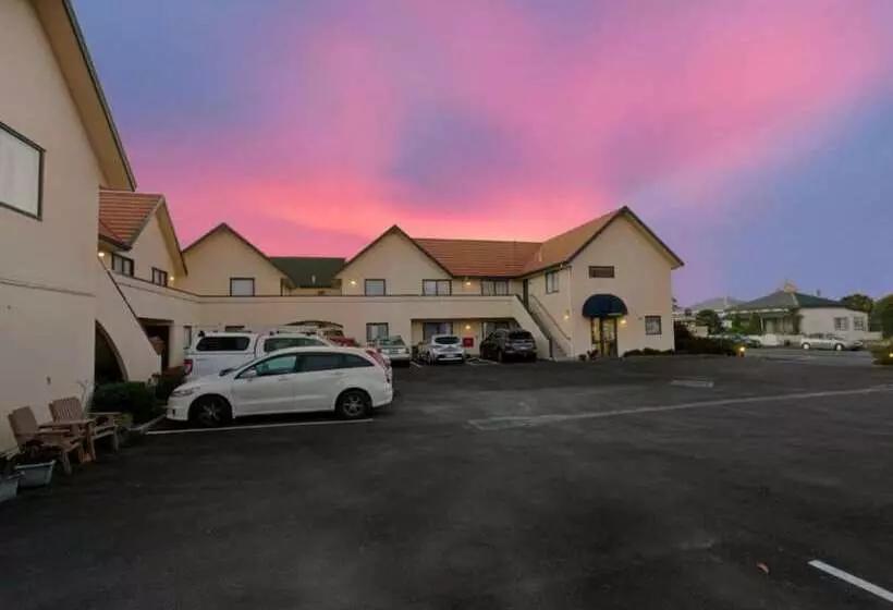 スタンダードスタジオ, Bella Vista Motel Westport
