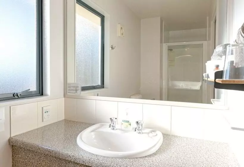 スタンダードスタジオ, Bella Vista Motel Westport