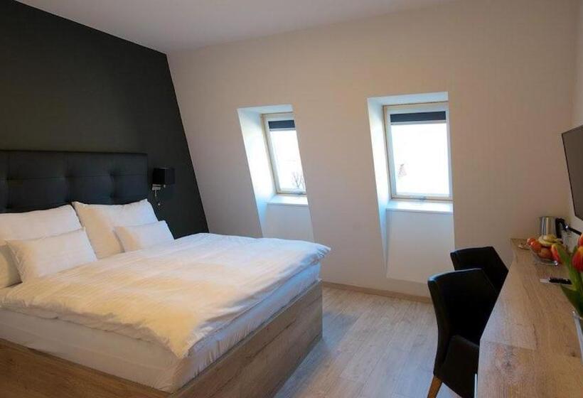 جناح, Grand Hotel Trenčin