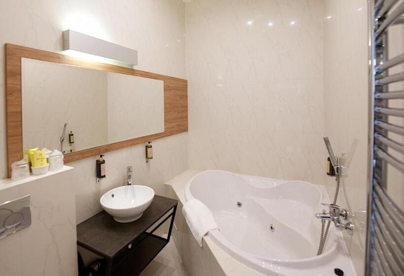 جناح, Grand Hotel Trenčin