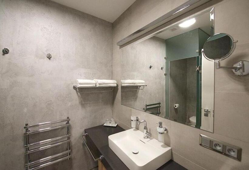 جناح, Grand Hotel Trenčin