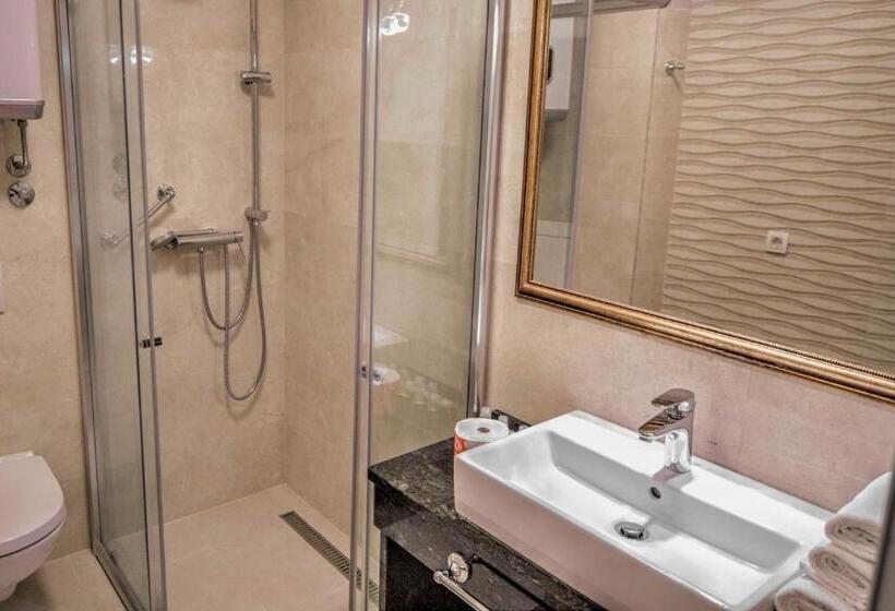 سوئیت خانواده 2 خوابه, Adrović