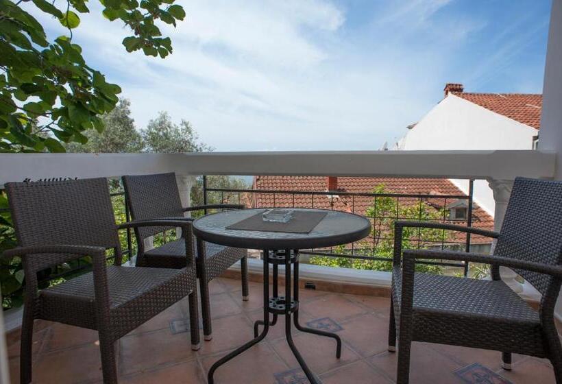 سوئیت خانواده 2 خوابه, Adrović