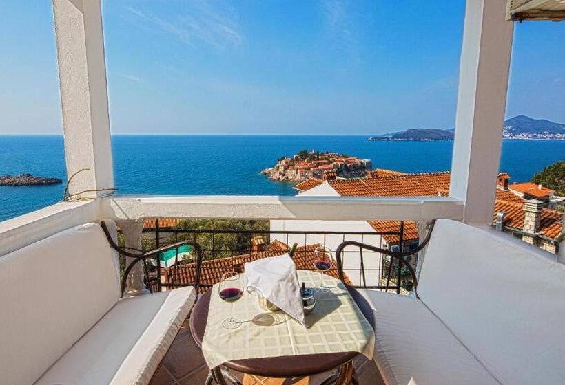 استودیوی استاندارد با چشم‌انداز دریا, Adrović