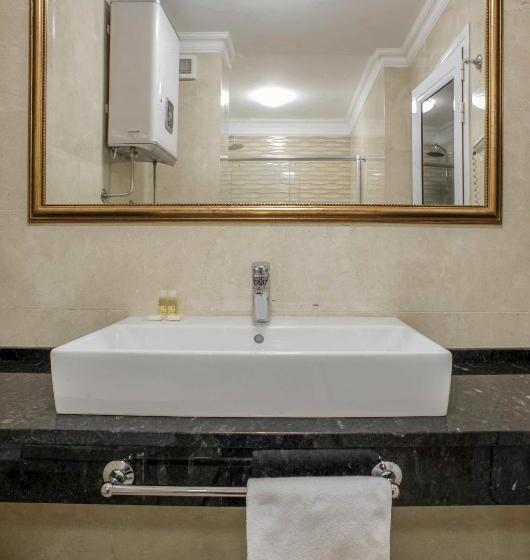 سوییت با چشم‌انداز دریا, Adrović