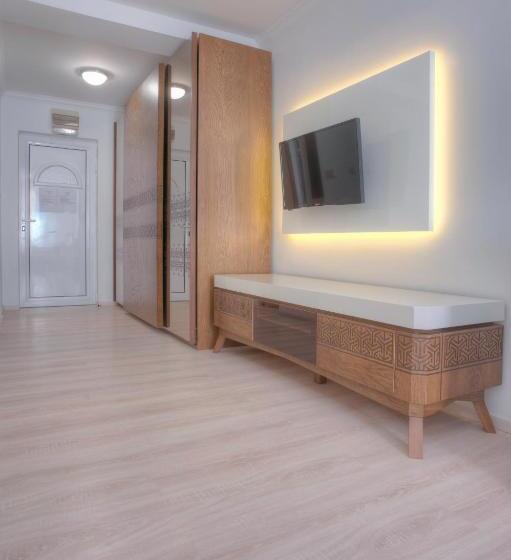 سوییت با چشم‌انداز دریا, Adrović