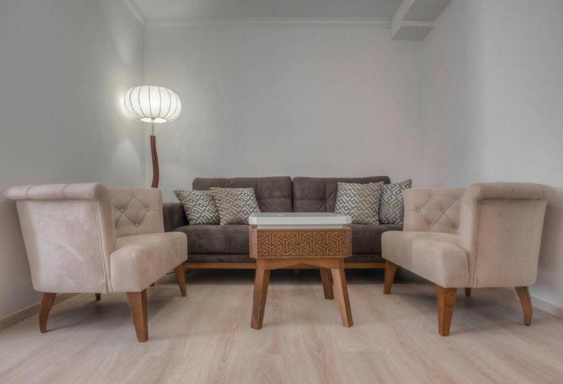 سوییت با چشم‌انداز دریا, Adrović