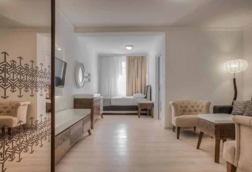 سوییت با چشم‌انداز دریا, Adrović