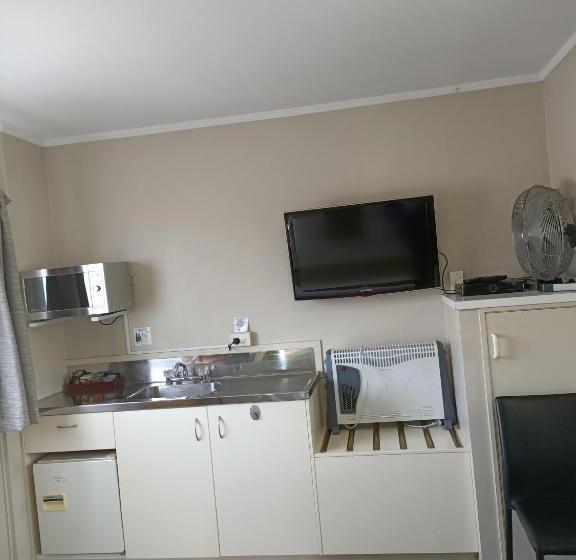 基本工作室, Asure Macy's Motor Inn