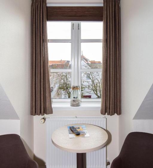 Номер Стандарт Трехместный, Foldens