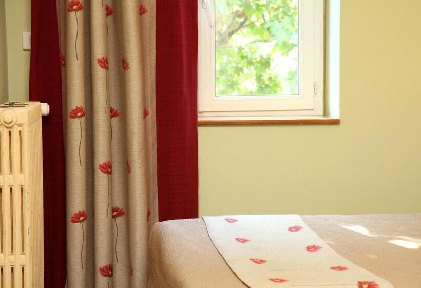 غرفة قياسية ثلاثية, Logis Hotel Le Clos Des Oliviers