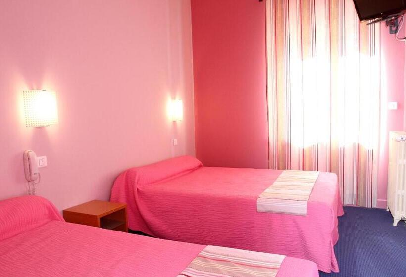 غرفة قياسية ثلاثية, Logis Hotel Le Clos Des Oliviers