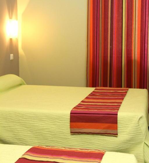 غرفة قياسية ثلاثية, Logis Hotel Le Clos Des Oliviers