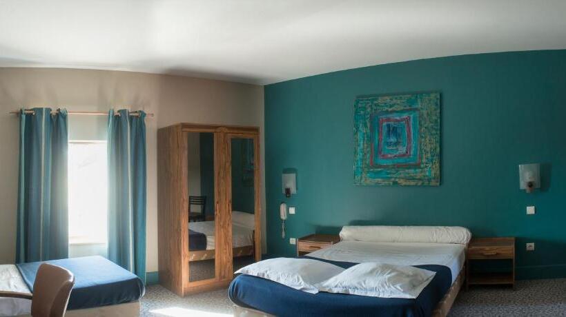 غرفة قياسية رباعية, Logis Hotel Le Clos Des Oliviers