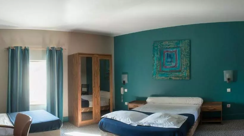 スタンダード４人部屋, Logis Hotel Le Clos Des Oliviers