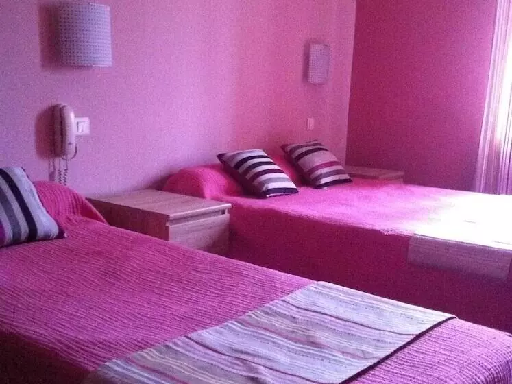 スタンダードトリプルルーム, Logis Hotel Le Clos Des Oliviers
