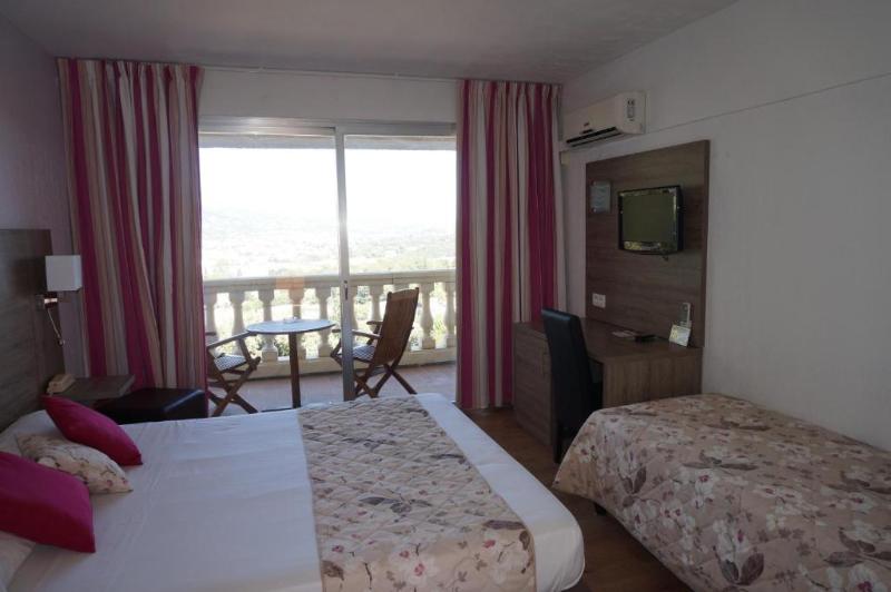 Номер Стандарт Трехместный, Logis Hotel Le Col De L Ange