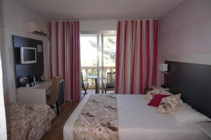 Номер Стандарт Трехместный, Logis Hotel Le Col De L Ange