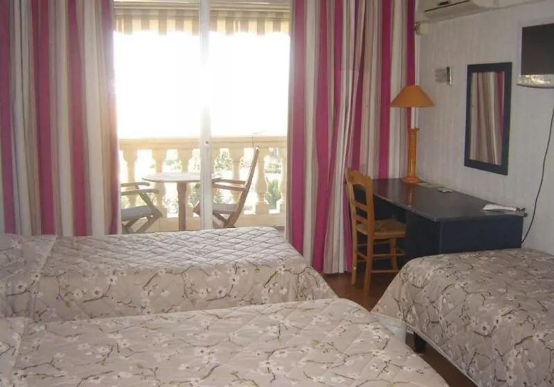 スタンダードトリプルルーム, Logis Hotel Le Col De L Ange