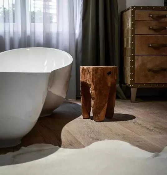 スイート, Petit Hôtel Confidentiel