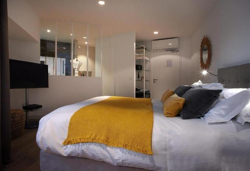 クラブルーム, Petit Hôtel Confidentiel