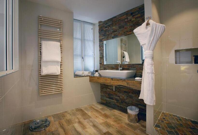 Номер Клуб, Petit Hôtel Confidentiel