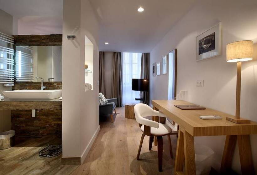 クラブルーム, Petit Hôtel Confidentiel