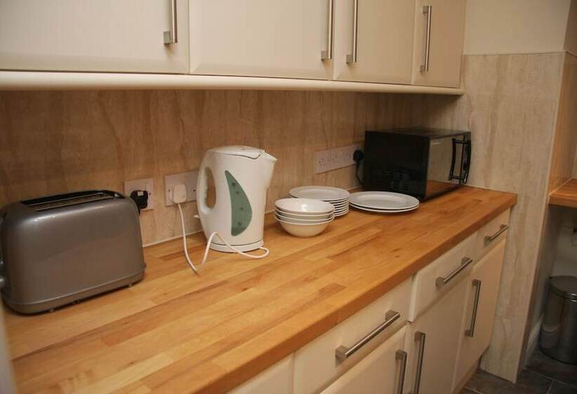 חדר סטנדרט לשלושה, Sheil Suites