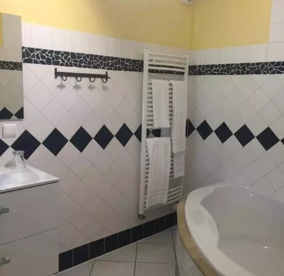 Standard Neljän Hengen Huone, Logis Hotel La Grange Du Relais