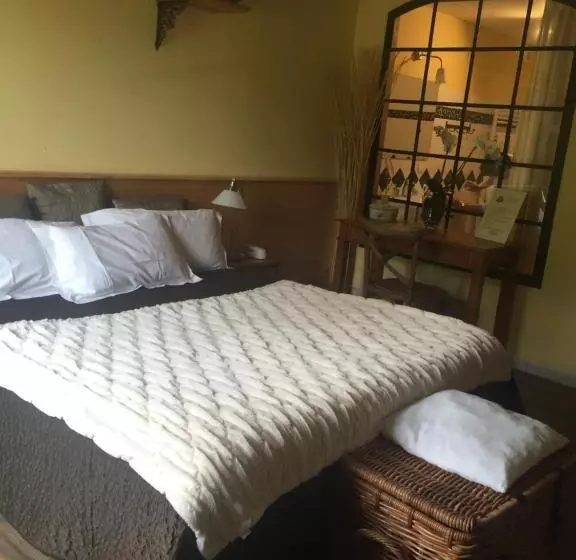 Standard Neljän Hengen Huone, Logis Hotel La Grange Du Relais