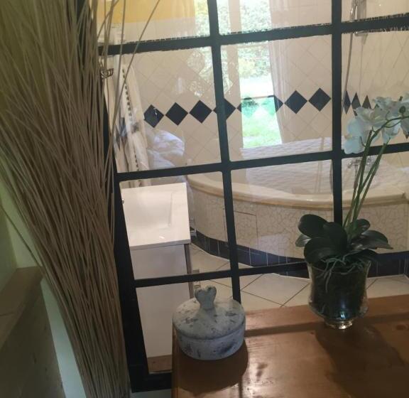 اتاق استاندارد چهار تخته, Logis Hotel La Grange Du Relais